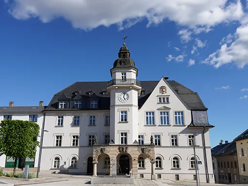 Rathaus der Stadt Treuen an einem sonnigen Tag mit blauem Himmel